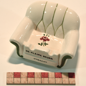 878234 Afbeelding van een reclameasbakje van meubelzaak 'De Kleine Beurs', met verschillende vestigingen in Wijk C, uit ...